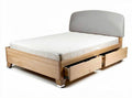 Houten bed met opberglades en stoffen hoofdbord 200 x 160 x 100cm