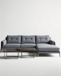Hoekbank in grijs stof met bijpassende salontafels van hout en metaal 250 x 100 x 85cm